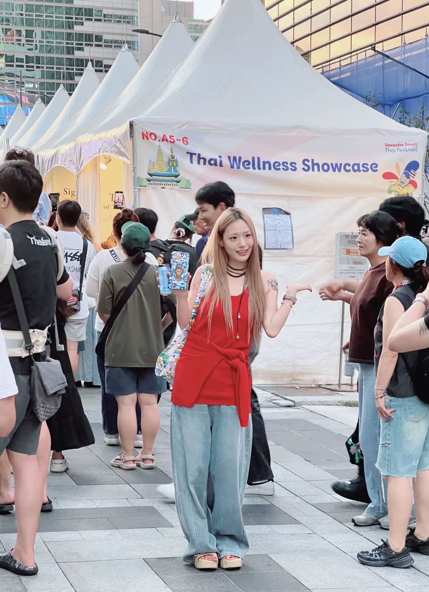 ดีใจที่กามินได้ใช้ชีวิตข้างนอกแบบมีความสุข วันนี้กามินน่าจะปลดล็อคอะไรหลายๆอย่าง คนไทยขอถ่ายรูปเยอะมาก //รูปนี้กามินหน้าเหมือนloopyเลย ตัวเล็กปุ้กปิ้ก 
 #Jigamin지가민