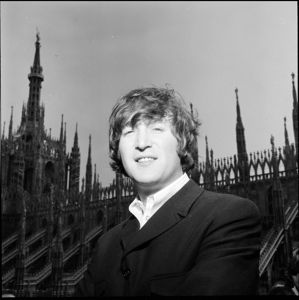 BeatlesArchive2's tweet photo. The #Beatles photographed on the terrace of the Grand Hotel Duomo in Milan; in the background the cathedral, 24 June 1965 https://t.co/IGfUXTLKEU