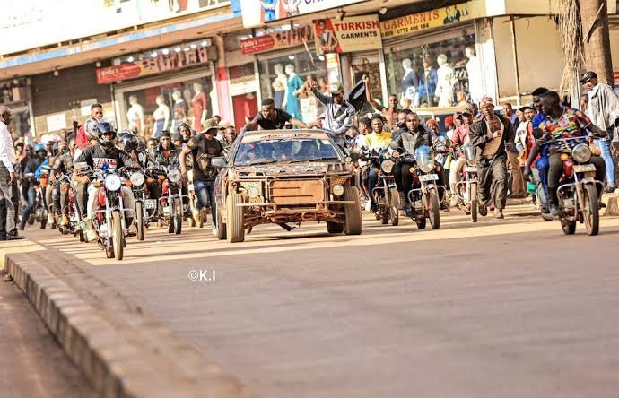 martinssempa's tweet photo. Yesterday at midnight @AlienSkinUg convoy wreacked havoc on Nakawuka Kasenge Natete road.
My worker bringing beans from Kabale was beaten, and the beans 🫘 were taken from him in the mayhem at Kasenge!
Alien, ebijanjalo byabadde bya bakozi ba Pasta. Byonna bye mwagala mubikole, naye temulya ebijanjalo byange!