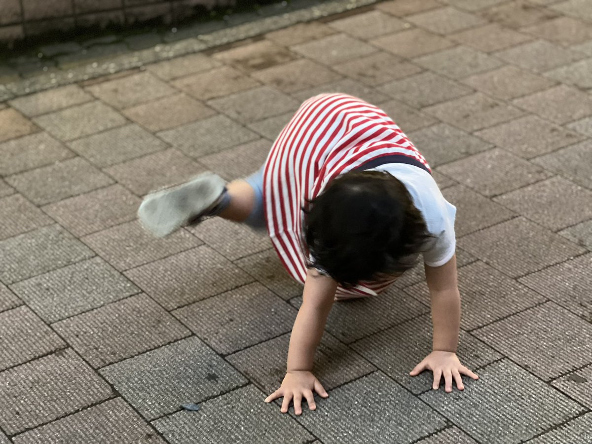 なぜかストリートで身体性が開拓されていく2歳児。多少の囲われ感、大人の目のある安心感、オーディエンスのリアクションなど、数々の環境要素が彼女をストリートダンサーにしていく。