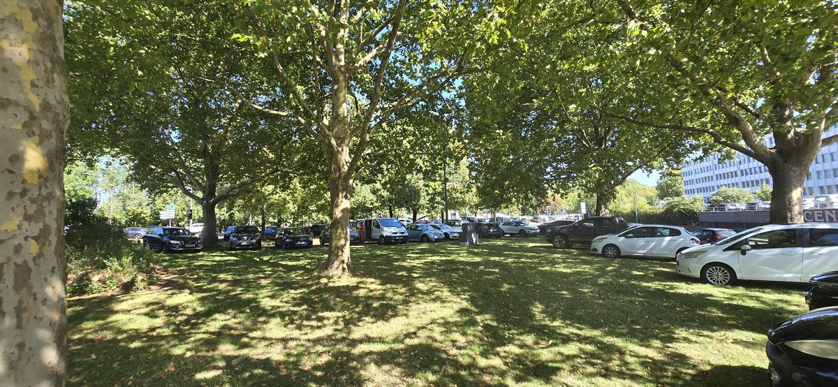 Venez à la #BraderieDeLille. Vous pourrez dépenser votre argent et, comme il n'est pas possible de se garer, vous vous ferez alignés par la #police. Fantastique message envoyé. Bravo <a href="/prefet59/">Préfecture de la région Hauts-de-France et du Nord</a> et <a href="/lillefrance/">Ville de Lille</a> pour le manque d'adaptation à une situation. Lamentable 😡