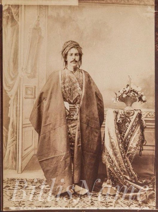 1890, Geleneksel kıyafetleriyle karizmatik Kürt erkeği.