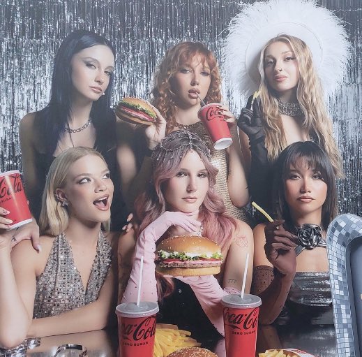 Şu fotoğraf “İsrail ordusunda çalışan kadınlar” diye servis edilse hiç tereddüt etmeden inanırız. 

Manifest grubunun üyeleriymiş bu fotoğraftakiler. Boşa giden bir gençlik, bomboş…