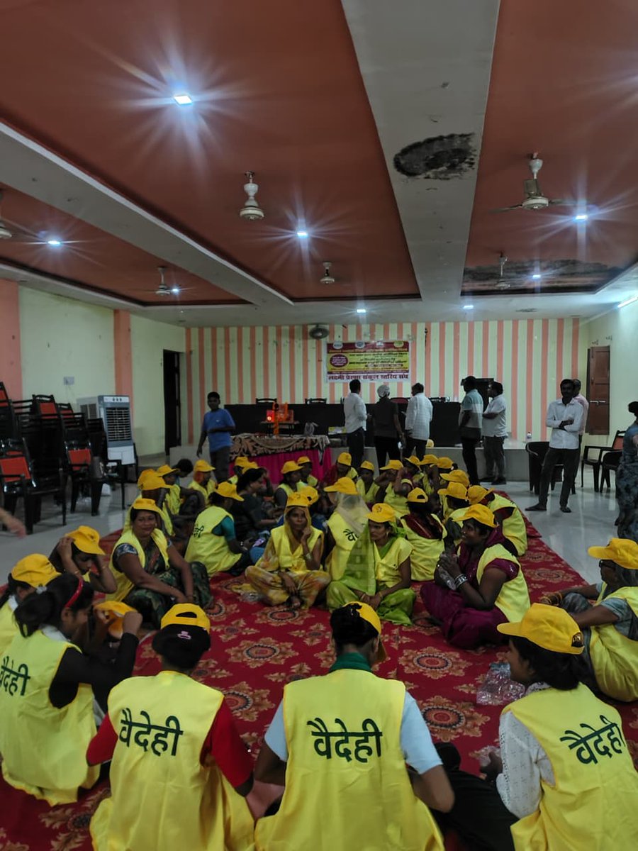 Lakshya_society's tweet photo. #inaugural of 10 days training program for #self_help group #Didi under @DAY_NRLM
Training is being provided for making #Dipak and #Murti using #Cow_Dung
Thanks to @UpRuralDev for their support
Requesting everyone to support this and buy for your #diwali
#durgapujadonation https://t.co/gpQgMqNZRq