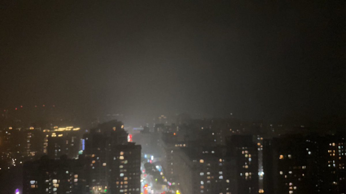 JustneedU2's tweet photo. 這雨下的阿貓阿狗的
但，很涼爽！ https://t.co/GfNPOsv99x