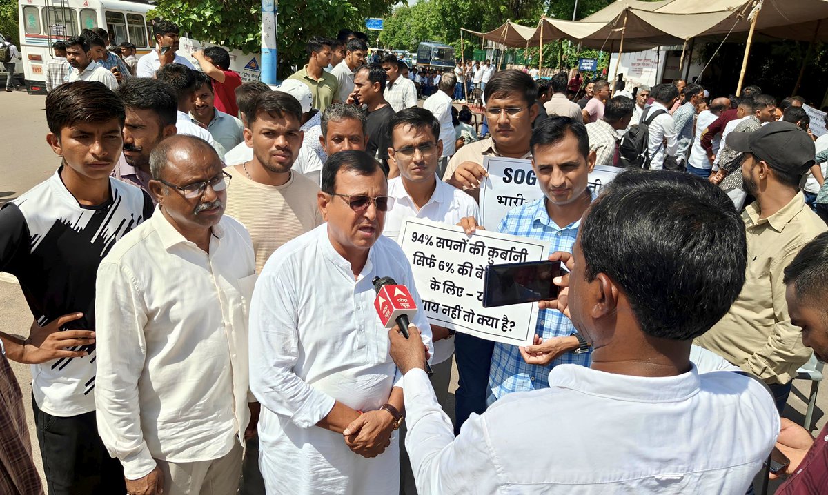 आज जोधपुर में SI भर्ती 2021 से चयनित अभ्यर्थियों के समर्थन में आयोजित विशाल धरना-प्रदर्शन में सम्मिलित होकर अपना समर्थन व्यक्त किया एवं सबोधित किया।
मेहनत और ईमानदारी से चयनित अभ्यर्थियों को न्याय मिलना ही सच्चे लोकतंत्र की पहचान है।
#JusticeForSI2021