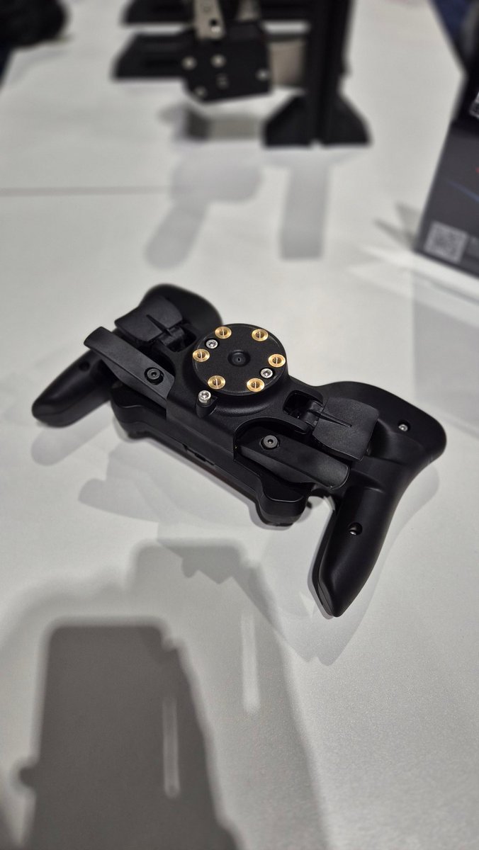 Ungewöhnliches Design, aber eines der angenehmsten Lenkräder, dass ich je in der Hand gehabt habe 😃

Das neue Heusinkveld One erscheint Ende diesen Jahres.

Mehr dazu demnächst unter youtube.com/@McRalphRacing

#Simracing #Simucube #SimGamingExpo25