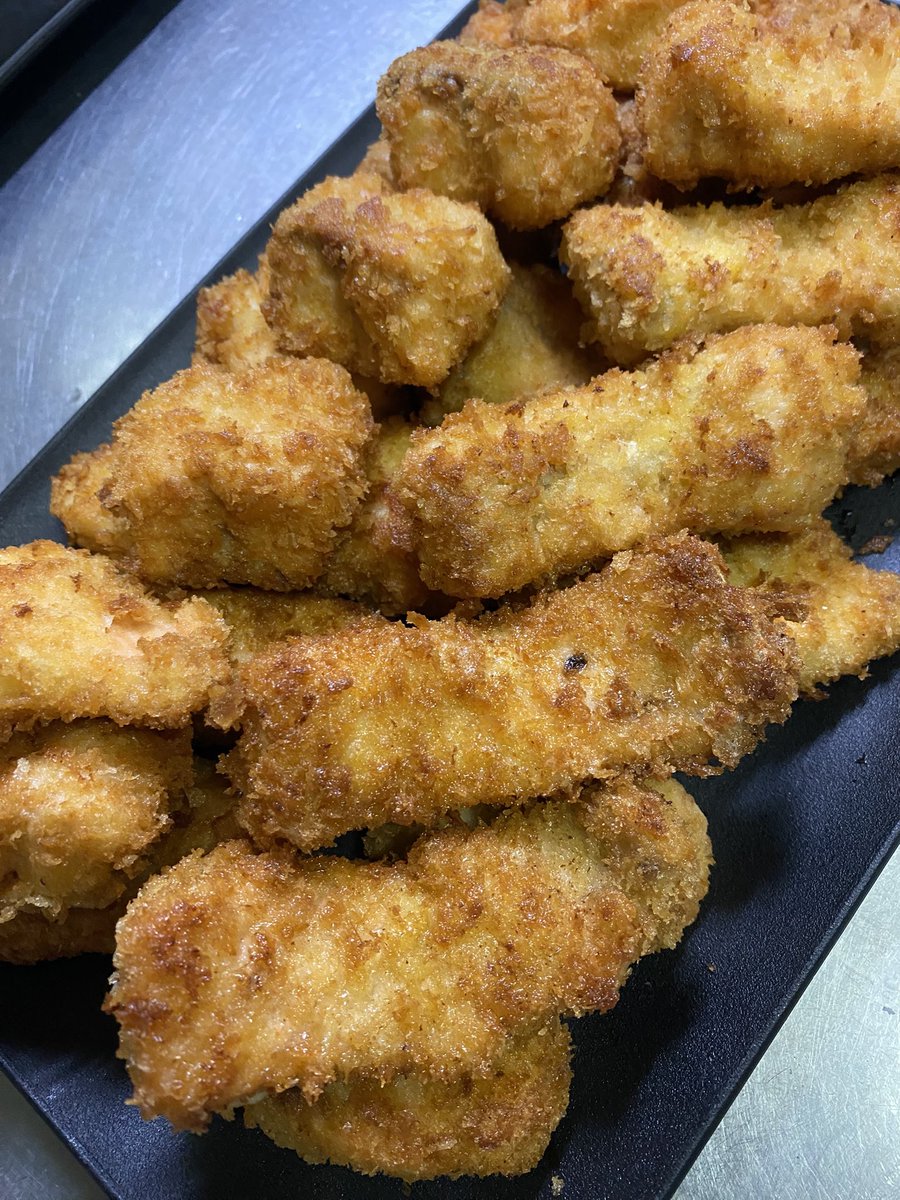 鮭フライにした😉

皮はいで骨そいで骨抜いて😅

食べやすいように一口サイズに☺️

美味いです🥳