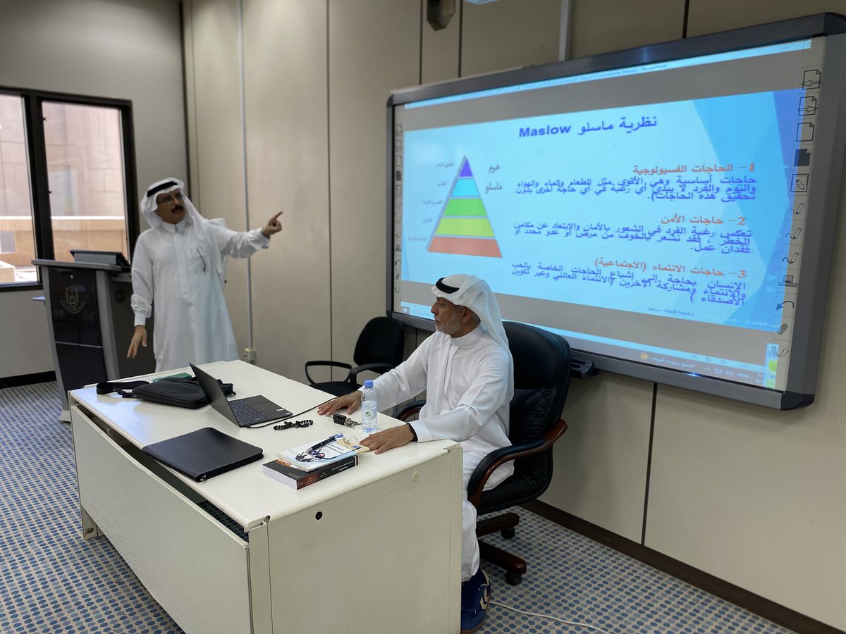 سعدت اليوم باستضافة الزميل د. سعيد الغامدي، أستاذ #العلاقات_العامة في #قسم_الإعلام، ضمن مقرر الماجستير.. حيث أثرانا بطروحاته العلمية وتجارب ميدانية ركزت على تطبيقات لحملات وطنية مثل #رؤية_السعودية_2030 وحملات #كورونا 
تفاعل الطلاب معه في نقاش علمي مثمر 🎓📚
#جامعة_الملك_سعود