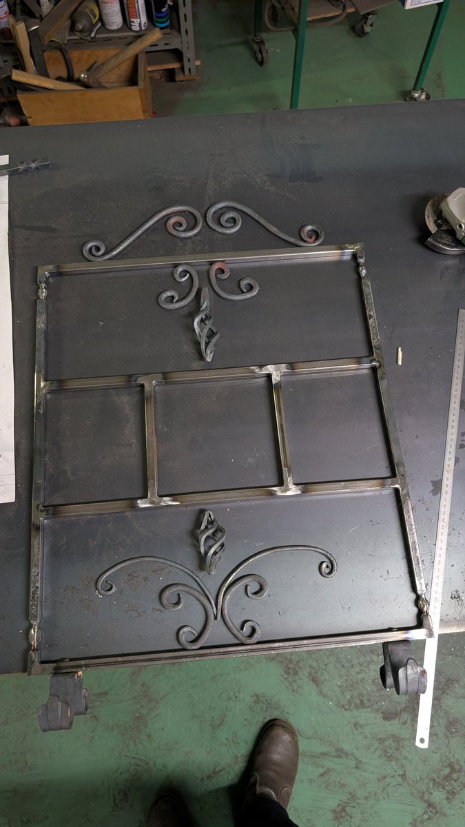 依頼でファイヤースクリーンを作ってます。