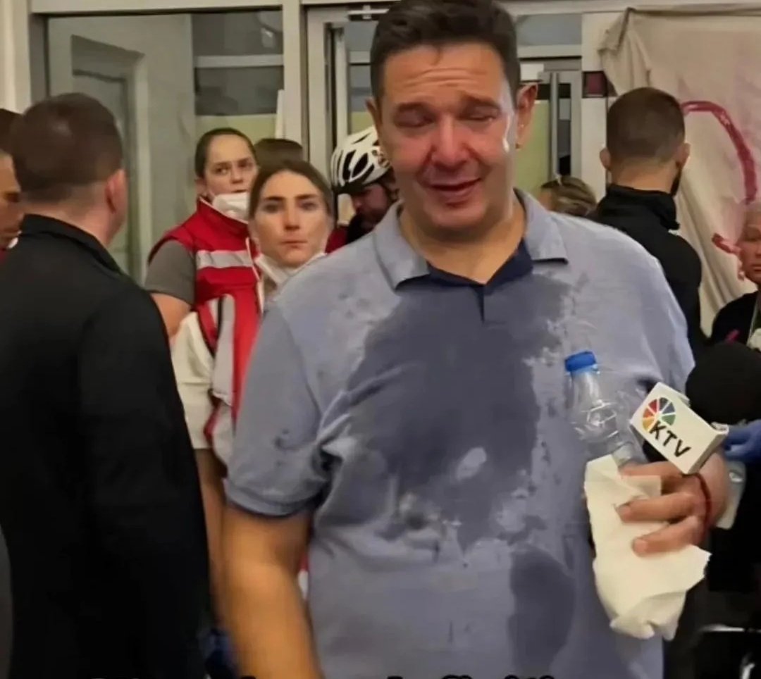 Lazni novinar, popisan po faci..
<a href="/NemanjaSarovic/">Немања Шаровић</a>

#caosvima #novinar #srbijaprotivblokada