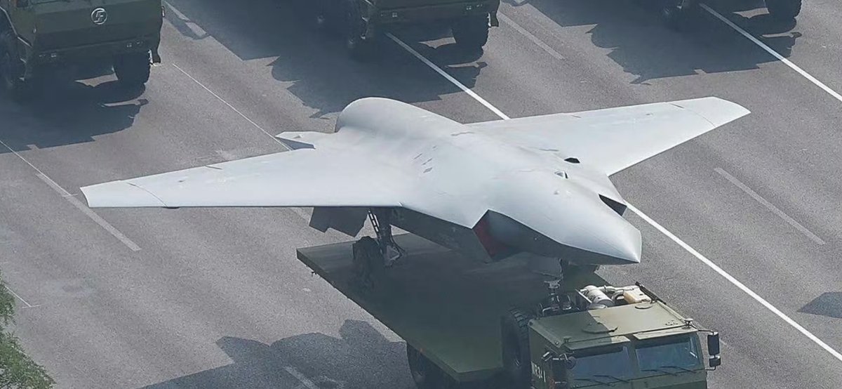 zhao_dashuai's tweet photo. China's air force entering the unmanned era before anyone else.

The 2 air superiority drones shown at the Victory Day parade:
🔷Are supersonic capable.
🔷has all-aspect, broadband stealth 6th gen stealth, with the exception of the engine nozzle which is at the standard of 5th gen stealth.
🔷Can carry 4 long range air to air missiles.
🔷Most crucially, they are AI enabled, capable of highly independent decision making, target acquisition and threat assessment.

You can claim to have all the best ace pilots, but against a swarm of AI enabled air superiority drones, you're just a target.

Wars in the future will be increasingly determined by the industrial base of a country. The side that can make more complex and capable unmanned platforms will be the ones winning the war.