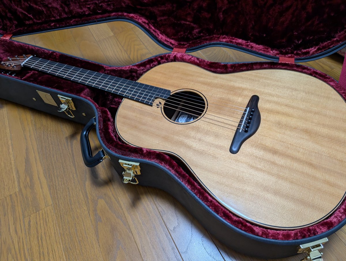 0421_akr's tweet photo. Sugi Craft「Nougat」フレット交換が完了したので引き取りに行って来ました
約3ヶ月振りのご対面、ギター人生?で初めてのフレット交換
新品を手にした時のようです
弦高12フレット2.1mm-15mm
#ドルフィンギターズ
#sugicraft https://t.co/9BhuFI9u0F