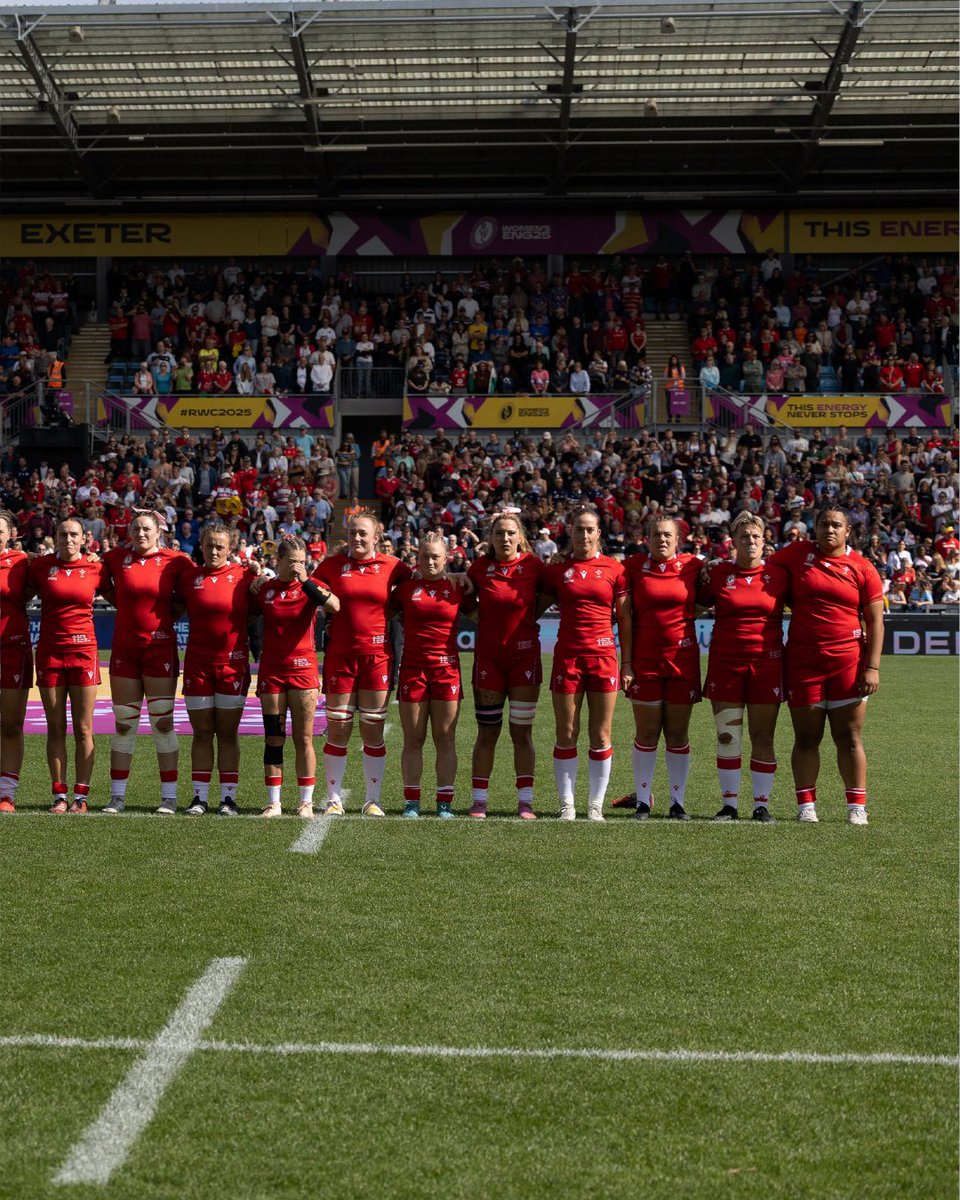 WelshRugbyUnion's tweet photo. 🙏 𝘿𝙞𝙤𝙡𝙘𝙝 𝙖𝙢 𝙚𝙞𝙘𝙝 𝙘𝙚𝙛𝙣𝙤𝙜𝙖𝙚𝙩𝙝 🏴
A tough campaign but from Manchester to Exeter you've been right behind us & your support has meant everything ❤️
#StrengthInBloom | #RWC2025 https://t.co/auVFm3fnqc