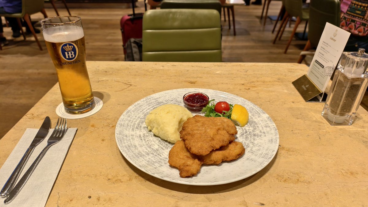 TechTabletscom's tweet image. A great way to wind up IFA with some Munich beer and Schnitzel.