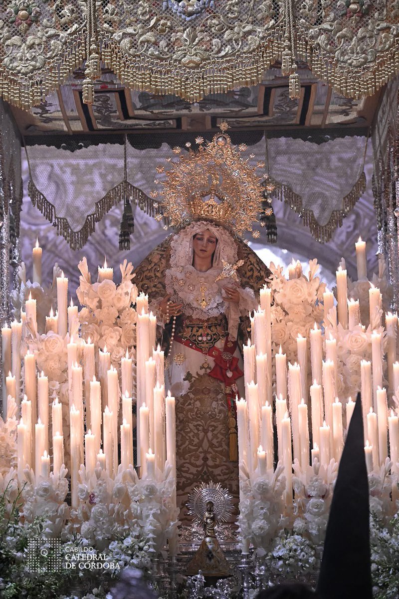 DOMINGO DE ESPERANZA |
“Miremos hacia arriba, el cielo está abierto; no infunde miedo, ya no está distante, porque en el umbral del cielo hay una madre que nos espera y es nuestra madre.”
🖋️ Papa Francisco

📷 Cabildo Catedral de Córdoba