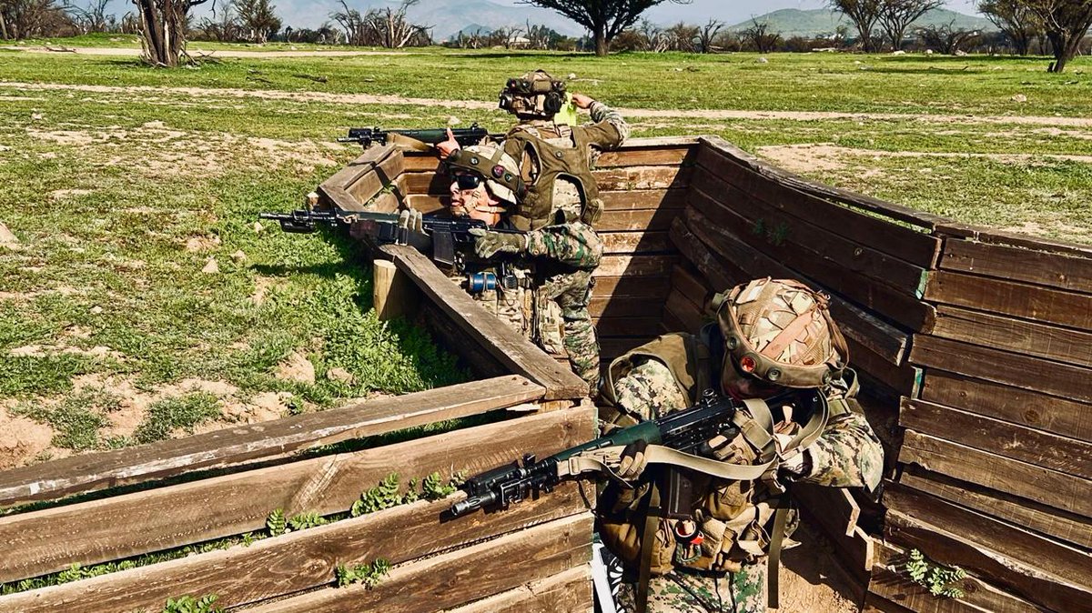 Ejercito_Chile's tweet photo. El Centro de Entrenamiento de Combate de Infantería #CECOMBI, desarrolló una capacitación dirigida a instructores de la @EscMil_Chile y Escuela de Suboficiales. El entrenamiento contempló procedimientos de avance, formaciones y preparación para el combate, reorganización táctica, acciones defensivas y ofensivas, además de combate en áreas urbanizadas, todo evaluado mediante ejercicios STX. #InstrucciónyEntrenamiento #215AñosDeHistoria