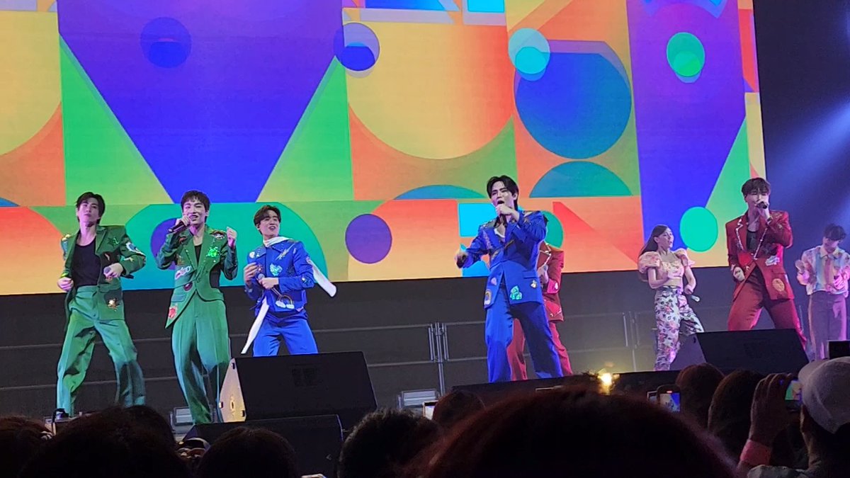 upokost's tweet photo. みんな立ち位置が覚えてなくてカオス🤣🤣🤣🤣🤣🤣

PEBACA SG X KS 

#PEBACAConcertSingapore 
#คริสสิงโต https://t.co/0gFiuziML2