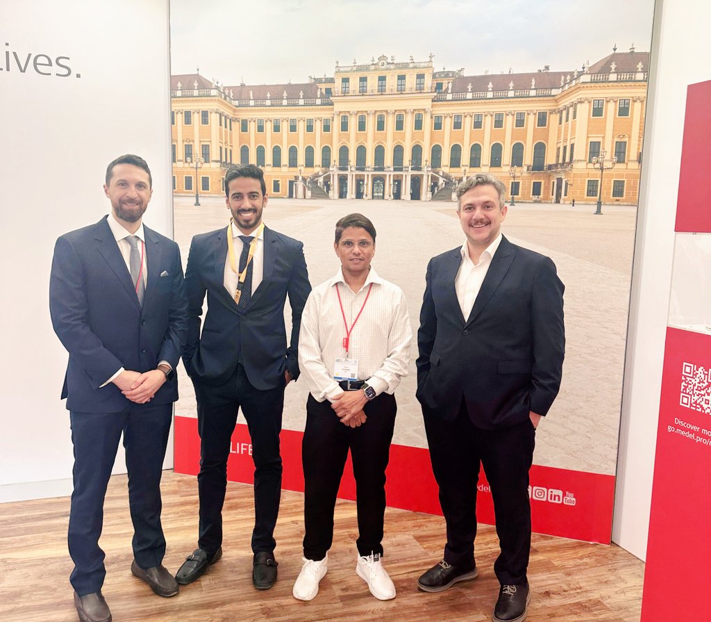 تشرفت بلقاء الزملاء بمؤتمر الزراعات العظمية في فيينا قدمت ورقة علمية بطرق جراحية مبتكرة واستخدام التخدير الجزئي بدل التخدير العام 
بفضل الله مركز زراعة القوقعة بحفرالباطن من المراكز الطبية المتخصصة جدا في مجالها 
*كانت السعودية متصدرة بعدد الاوراق العلمية من بين الدول الحاضرة 🇸🇦