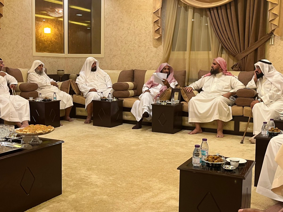 uz_org's tweet image. في إطار تعزيز أواصر التواصل والتعاون بين أعضاء مجلس إدارة جمعية تآلف، استقبل نائب رئيس مجلس الإدارة، في منزله مساء هذا اليوم جمعًا من أصحاب الفضيلة والسعادة.
وقد حضر اللقاء كل من رئيس مجلس إدارة الجمعية، وعدد من أعضاء مجلس الإدارة، و معالي الشيخ عبدالله بن شديد البشري حيث دار…