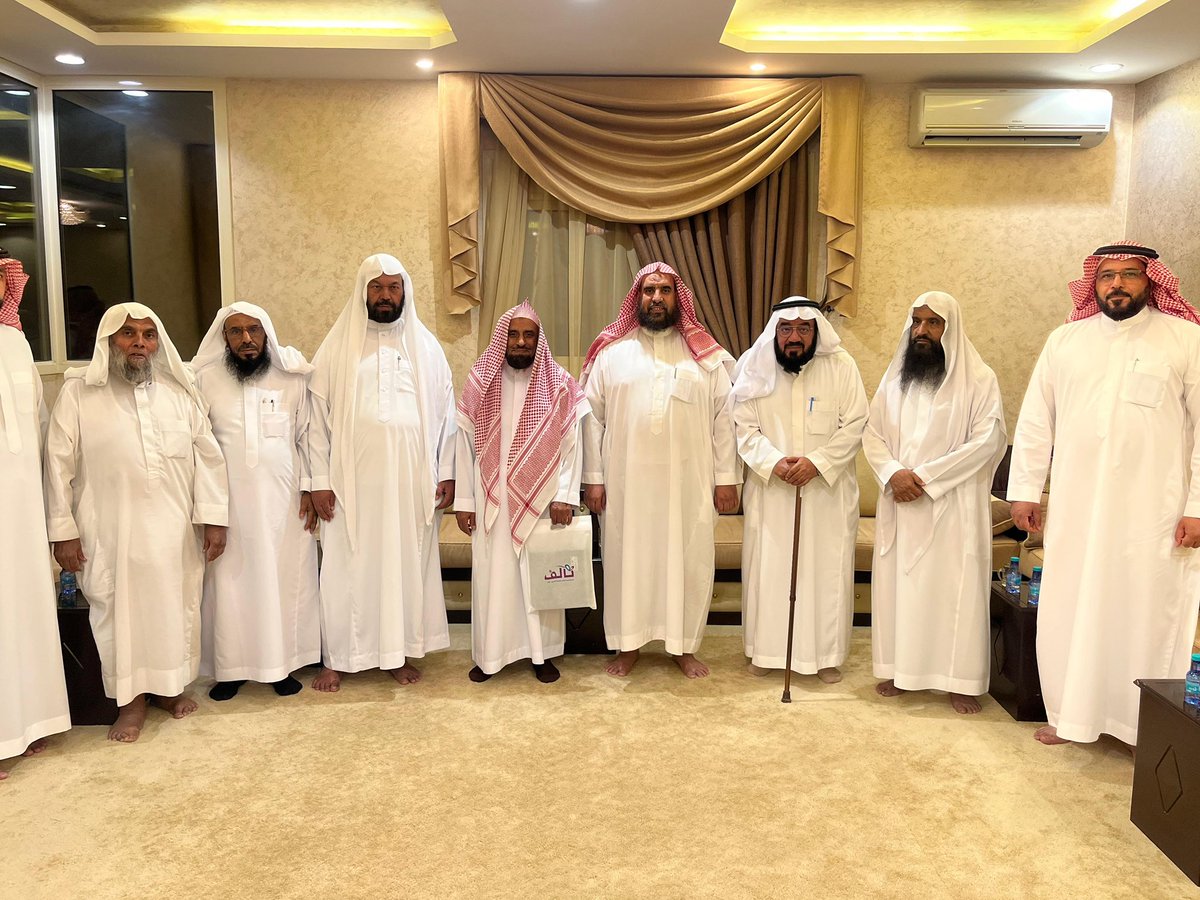 uz_org's tweet image. في إطار تعزيز أواصر التواصل والتعاون بين أعضاء مجلس إدارة جمعية تآلف، استقبل نائب رئيس مجلس الإدارة، في منزله مساء هذا اليوم جمعًا من أصحاب الفضيلة والسعادة.
وقد حضر اللقاء كل من رئيس مجلس إدارة الجمعية، وعدد من أعضاء مجلس الإدارة، و معالي الشيخ عبدالله بن شديد البشري حيث دار…