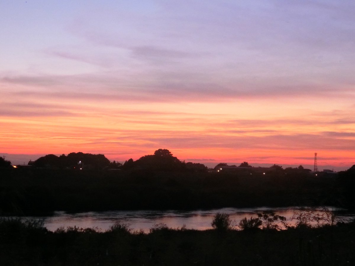 Lirio_1234's tweet photo. 久々に暑さが和らいだので散歩
行きは夕焼け、帰りは月を見て歩きました https://t.co/j68FVWLSrw
