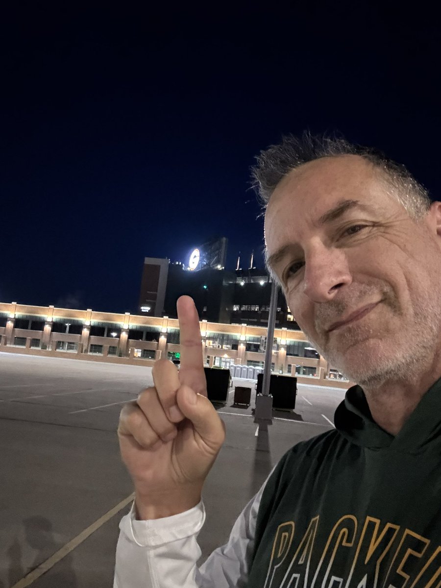 CTTWFS's tweet image. If you have the chance to go for an early morning run around Lambeau Field… you take it! #GoPackGo