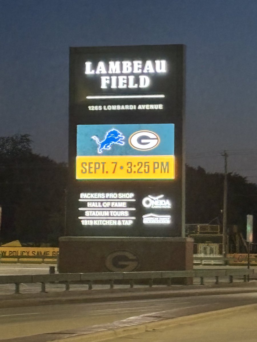 CTTWFS's tweet image. If you have the chance to go for an early morning run around Lambeau Field… you take it! #GoPackGo