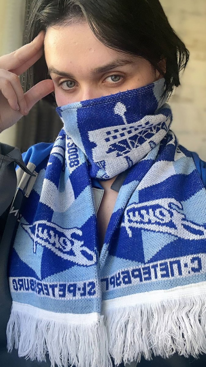 На одиннадцатый год жизни в Петербурге у меня появилась первая Зенитовская роза ПРИВЕЗЕННАЯ И ПОДАРЕННАЯ ИЗ ВОЛГОГРАДА БЛЯТЬ