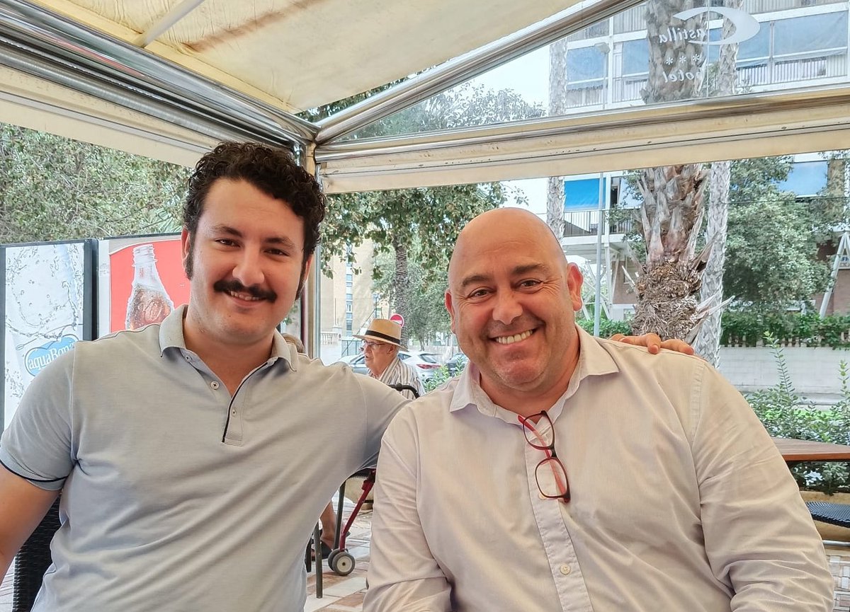 alfonsojgaldon's tweet photo. Hoy, en Alicante,  con mi presidente de la Comunidad Valenciana @AndresOPerona 
@valores_espana tiene futuro en Valencia con gente como él, joven y preparado. 
#LaRevoluciónTranquilaDeLasFamilias está en marcha y es inevitable. https://t.co/4tVZixT5fk