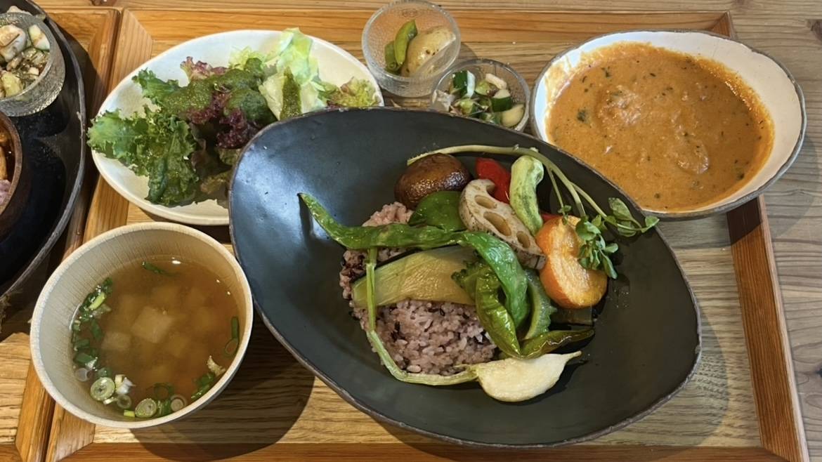 MAgribusiness's tweet photo. 先日、6次産業化を学ぶ一環として農家さんが運営しているレストランや地元食材を使ったレストラン、カフェ巡りを行いました！
地元野菜を活かしたメニューや価格設定、こだわりの内装など実際に訪れるからこそ学ぶことがたくさん。
美味しく味わいながら学べるとても有意義な時間となりました🍽️✨ https://t.co/Z5Z1mT9sLD