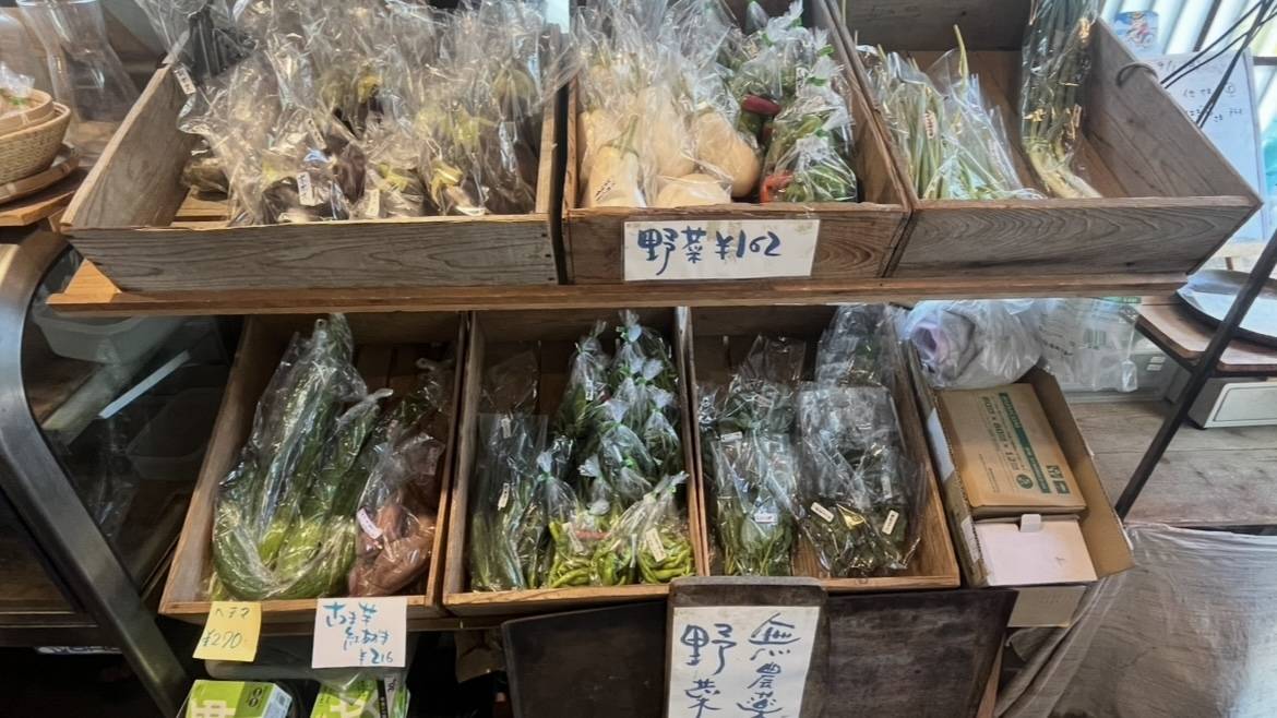 MAgribusiness's tweet photo. 先日、6次産業化を学ぶ一環として農家さんが運営しているレストランや地元食材を使ったレストラン、カフェ巡りを行いました！
地元野菜を活かしたメニューや価格設定、こだわりの内装など実際に訪れるからこそ学ぶことがたくさん。
美味しく味わいながら学べるとても有意義な時間となりました🍽️✨ https://t.co/Z5Z1mT9sLD