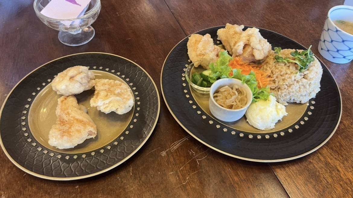 MAgribusiness's tweet photo. 先日、6次産業化を学ぶ一環として農家さんが運営しているレストランや地元食材を使ったレストラン、カフェ巡りを行いました！
地元野菜を活かしたメニューや価格設定、こだわりの内装など実際に訪れるからこそ学ぶことがたくさん。
美味しく味わいながら学べるとても有意義な時間となりました🍽️✨ https://t.co/Z5Z1mT9sLD