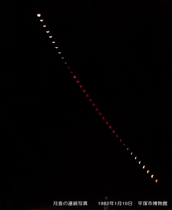 TSUKADA Ken (@tsuka_ken) on Twitter photo 皆既中の月は赤く見えますが、今回の月食は皆既食が終わっても赤いままかもです。もしくはいったん見慣れた色に戻って再び赤くなるかもしれません。なぜなら月の高度が下がり地平線に近づくからです。地平線近くの方が大気の層が厚く天頂付近より青っぽい光が散乱しやすいためです。夕陽と一緒ですね。 皆既中の月は赤く見えますが、今回の月食は皆既食が終わっても赤いままかもです。もしくはいったん見慣れた色に戻って再び赤くなるかもしれません。なぜなら月の高度が下がり地平線に近づくからです。地平線近くの方が大気の層が厚く天頂付近より青っぽい光が散乱しやすいためです。夕陽と一緒ですね。