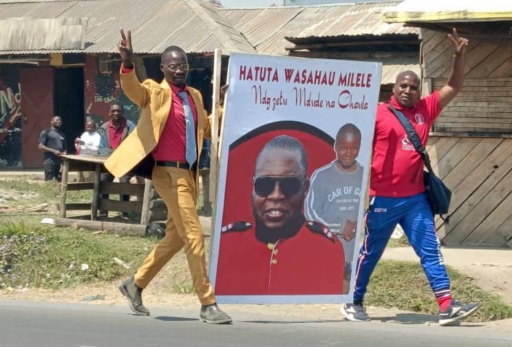 Bango la kumuenzi shujaa Mdude Nyagali na Shadrack Chaula linapita kula Kona ya Mkoa wa Mbeya, huku wananchi maeneo mbalimbali wakishangilia wengine wakiangua vilio, #ChademaMashujaaDay 

#NoReformsNoElection 

#TUTAKUWEPO🫵🏾😎