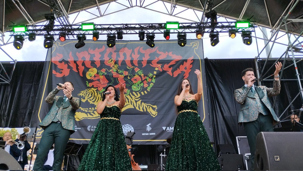 🎼 🎶Les cançons i la música de la <a href="/Selvatana_CO/">Cobla Orquestra Selvatana</a> han amenitzat el tradicional Vermut de Festa Major al parc d’Europa. 
Un munt de grans èxits han sonat per al gaudi de tothom en un moment molt especial d’aquest matí a @SantaColoma. 🎉
#FMESCG25 #SantaColomadeGramenet