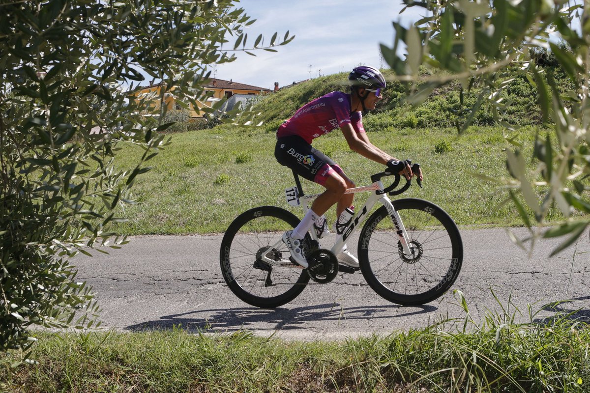 BurgosBH's tweet photo. #GPLarciano 🇮🇹

De jienenses va hoy la cosa 🫒

@daviliyodelgado rueda escapado con 5️⃣ minutos de ventaja

📷 @SprintCycling #CicloturismoBurgos https://t.co/JVJeluDH5b