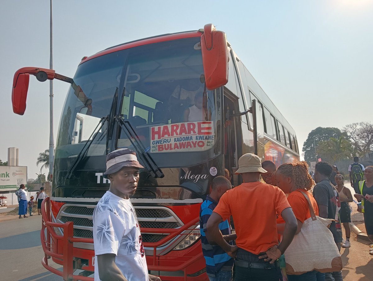 exitworker's tweet image. ジンバブエのビクトリアフォールズから約880㌔先の首都ハラレへ。バスが故障し、やって来た代替バスもまたもや故障してストップ。さらに後続のバスに乗り換えて計20時間もかかった。これぞアフリカのバス旅。やれやれだぜ。料金は32.5$（4800円）。#アフリカ縦断　#ジンバブエ