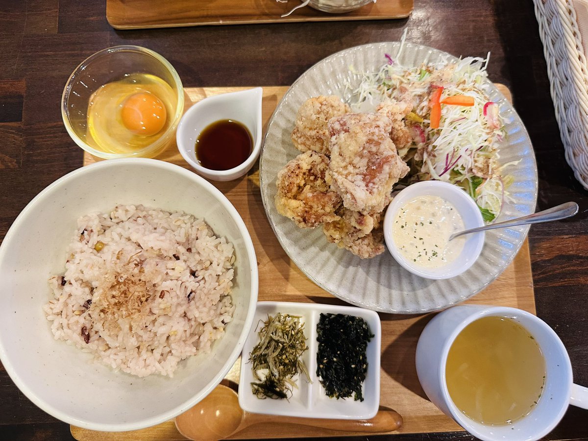 yoriko_tt's tweet photo. 今日は友達のお誕生日お祝いに
諫早市森山のcafe slow.さんに行ってきました🥰㊗️
以前スコーンを買いに来た事あったけど
ランチ食べるのは初めて😋
10食限定の卵かけランチ（唐揚げつき）は
ボリューム満点で最高🥰✨
サプライズでケーキプレートを🥰
スコーンはもちろんテイクアウト🥰
#cafeslow https://t.co/fa7yZegRBC