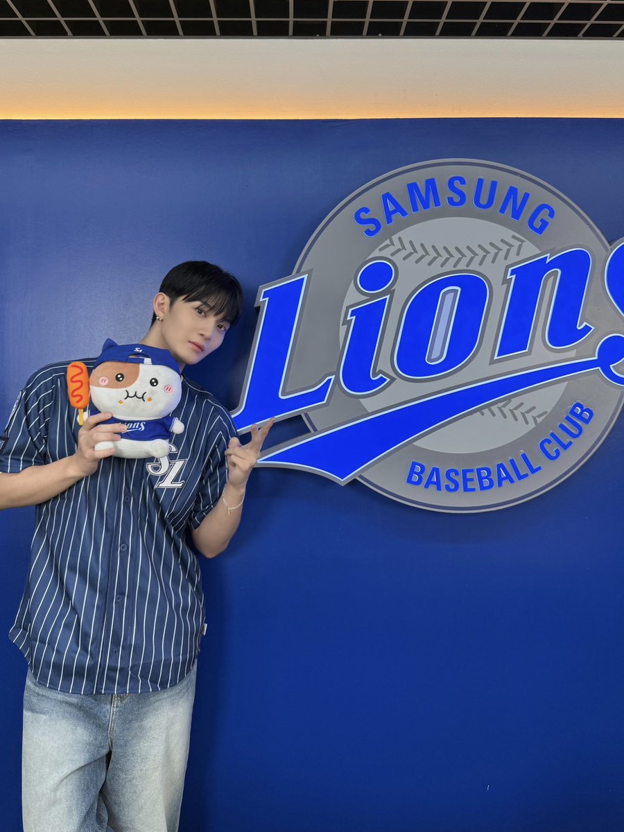 baejinyoung_bjy's tweet photo. [🖤] 25.09.07 #삼성라이온즈 시구

안녕하세요 승리 요정 인사드립니다💙

삼성 라이온즈 승요 지녕이
시구도 완벽해따⚾️

#배진영 #BAEJINYOUNG https://t.co/H8wJpKbj9v