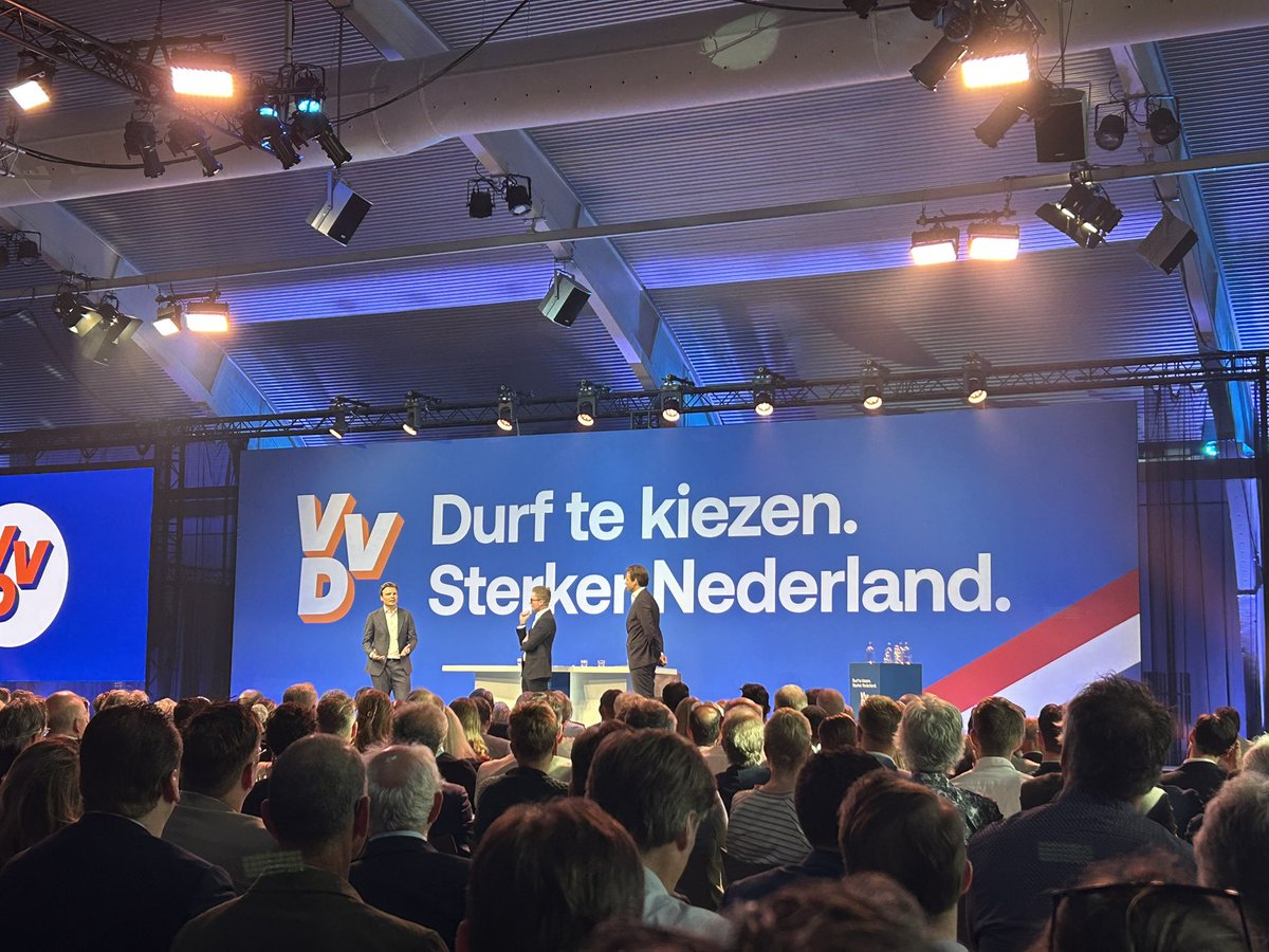 Gisteren weer eens ouderwets naar een partijcongres van de <a href="/VVD/">VVD</a> geweest. Veel bekenden gezien, nieuwe mensen ontmoet, het verkiezingsprogramma afgerond en de presentatie van de lijst bijgewoond. Hier worden <a href="/rubenbrekelmans/">Ruben Brekelmans</a> en <a href="/vincentkar/">Vincent Karremans</a> bevraagd door @lennartsalemink . 👍🏻