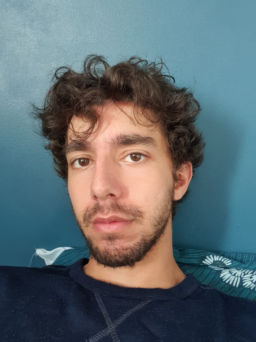 Selfie in bed. Selfie du jour 👋🏼