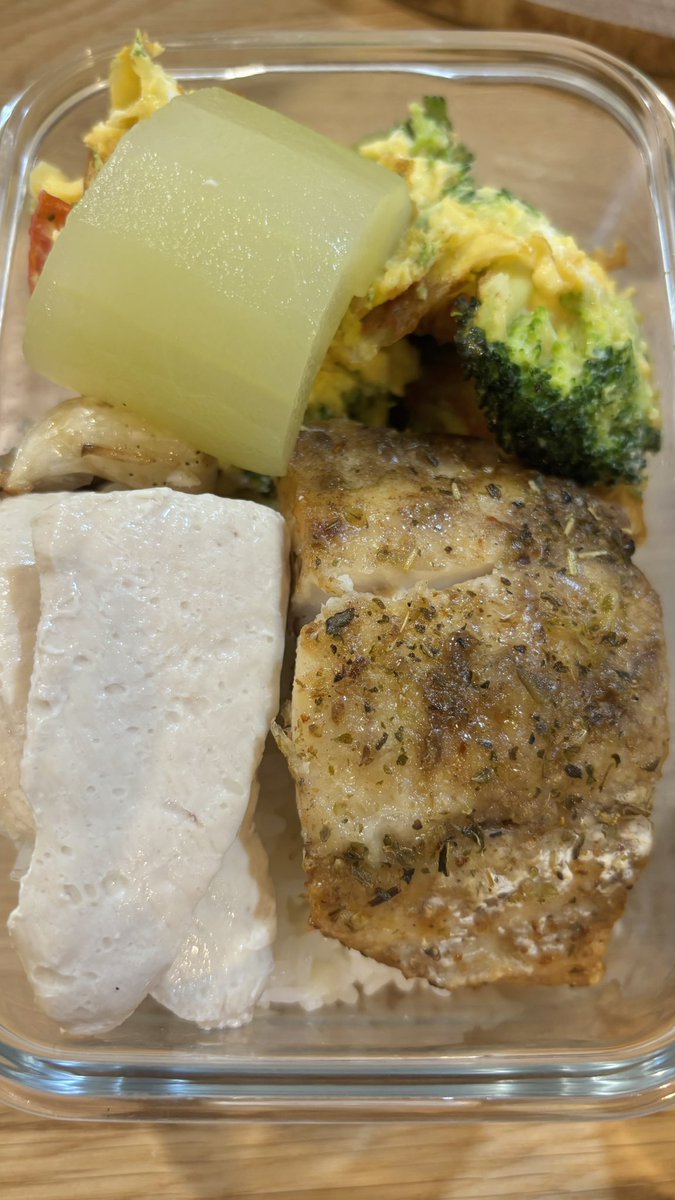 Sharing my dinner tonight!

Thanks hard work Taiwan fishermen, we enjoy delicious Mahi-mahi! It’s so tasty with just a simple roast, a sprinkle of salt, garlic, spices.

It‘s not just delicious, it’s also a great option for tomorrow‘s “bento box”! Full and ready for tomorrow!