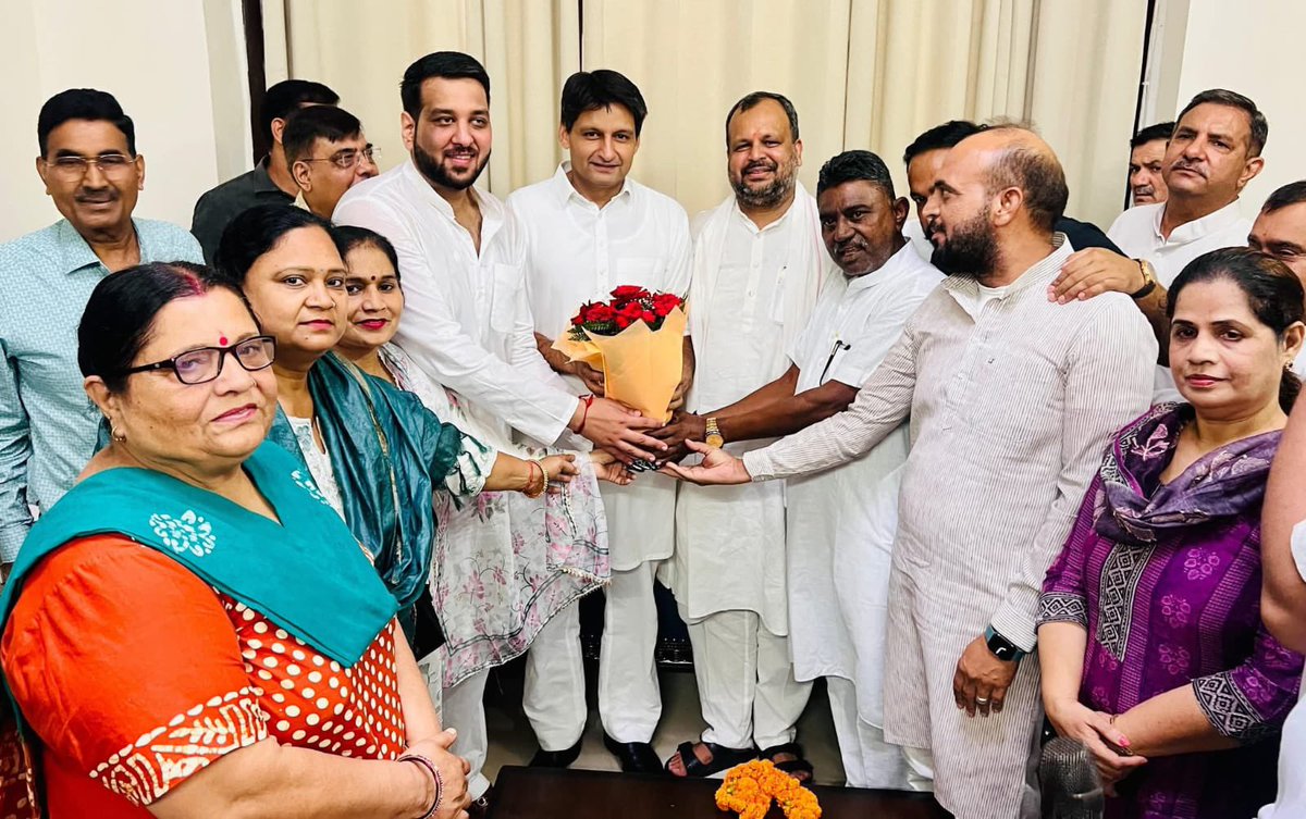 Akshay_INC's tweet photo. मेरे निवास सैक्टर 2 पंचकूला पर लोकसभा सांसद भाई @DeependerSHooda जी, लोकसभा सांसद श्री @VarunMullana जी, सभी साथी पार्षद वह पंचकूला कांग्रेस के सभी वरिष्ठ नेतागण उपस्थित रहे। इसी दौरान पंचकूला शहर की समस्याओं वह बारिश के कारण हुए नुकसान की चर्चा हुई। https://t.co/Mc3KTNygYO
