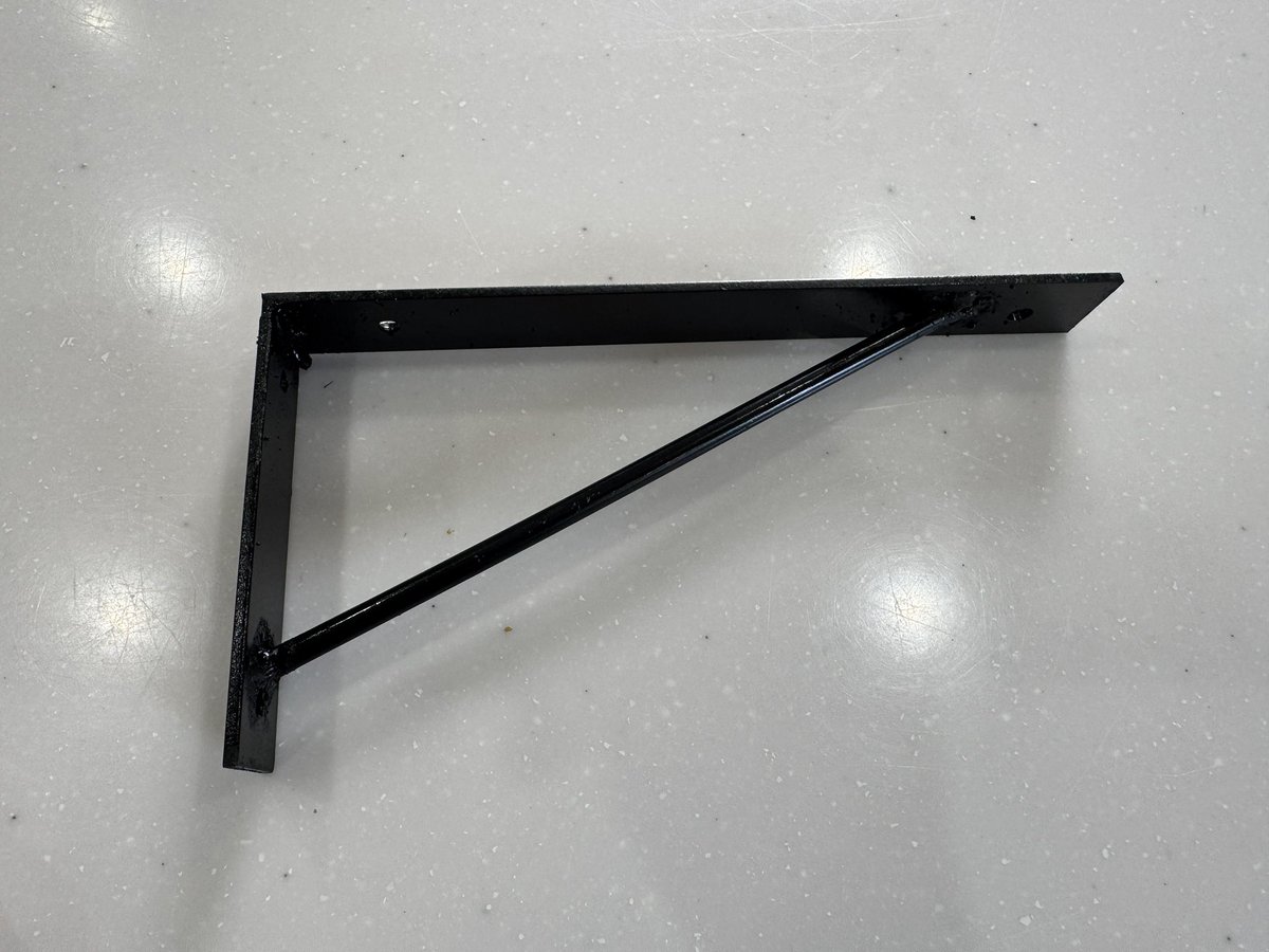 goeskier's tweet image. 【実績解除】知り合いから溶接機を譲り受けまして、練習として棚受け作ってみました。（材料費120円）難しいとは聞いていたがやはり難しい！だが可能性は無限大〜DIYの幅がかなり広がったぞ！