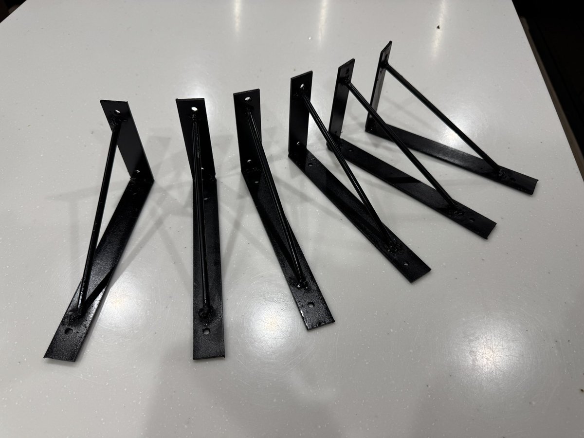 goeskier's tweet image. 【実績解除】知り合いから溶接機を譲り受けまして、練習として棚受け作ってみました。（材料費120円）難しいとは聞いていたがやはり難しい！だが可能性は無限大〜DIYの幅がかなり広がったぞ！