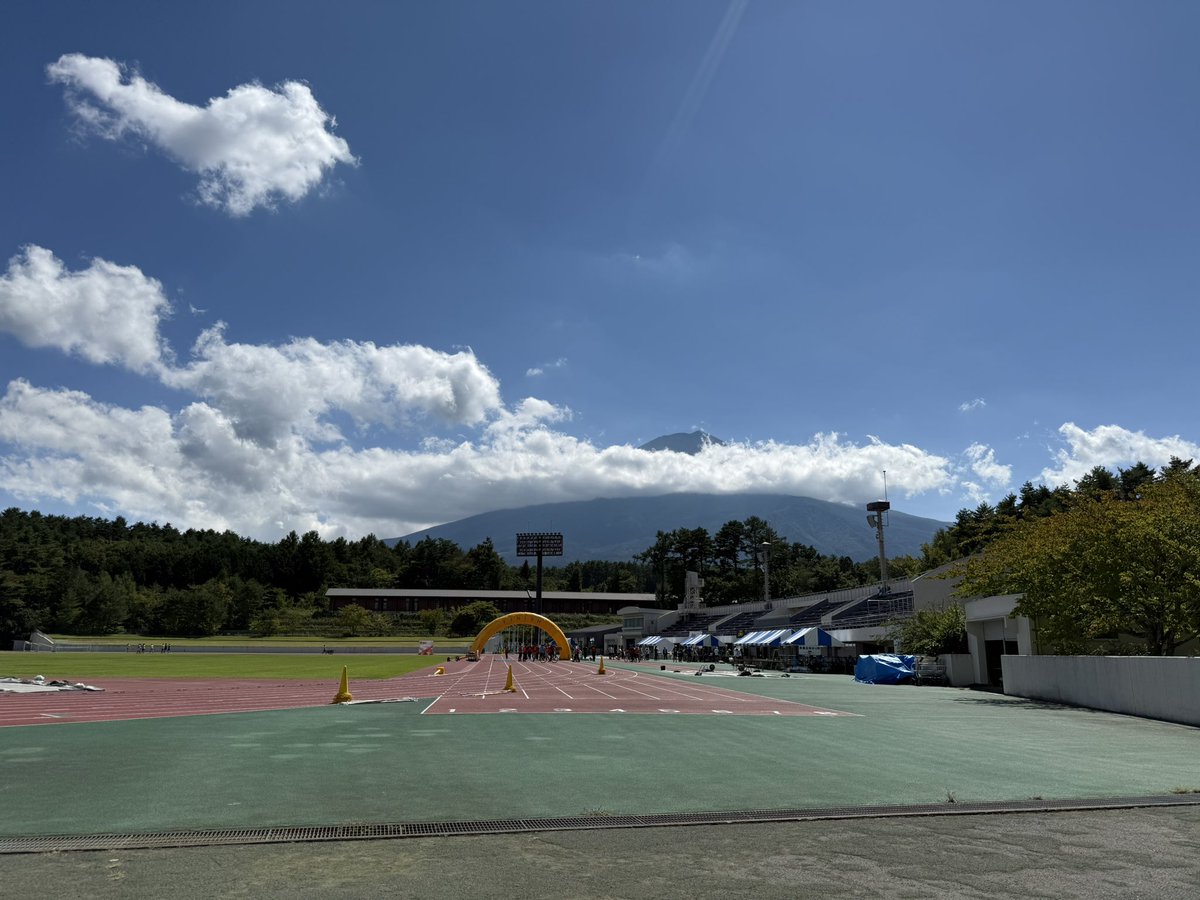 ワセオケ合宿終了。お先に失礼します🫡
台風一過で晴れて富士山もご機嫌でした🗻

みんなメキメキ上手になって先生楽しかったです☺️🎺パートの人数も増えて盛り上がっています。若い力はやっぱりすごい‼️

高速に乗ってすぐに渋滞情報。談合坂で休憩。
明日から定期アルペンリハ。気をつけて帰ります🚙