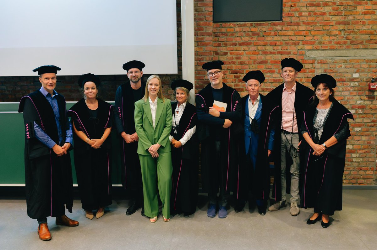 Laura Elst tweet media