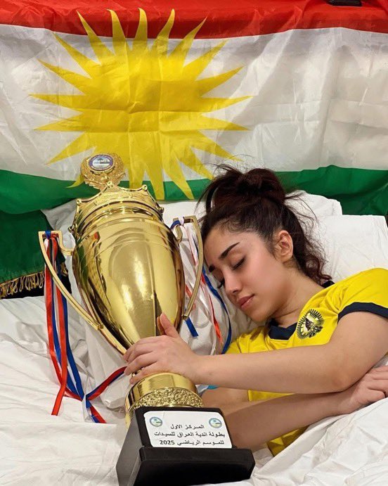 Irak Federal Kürdistan Bölgesi Duhok kentinde kazandığı kupa ile uyuya kalan kadın sporcu sosyal medya gündeminin ilk sıralarına yerleşti