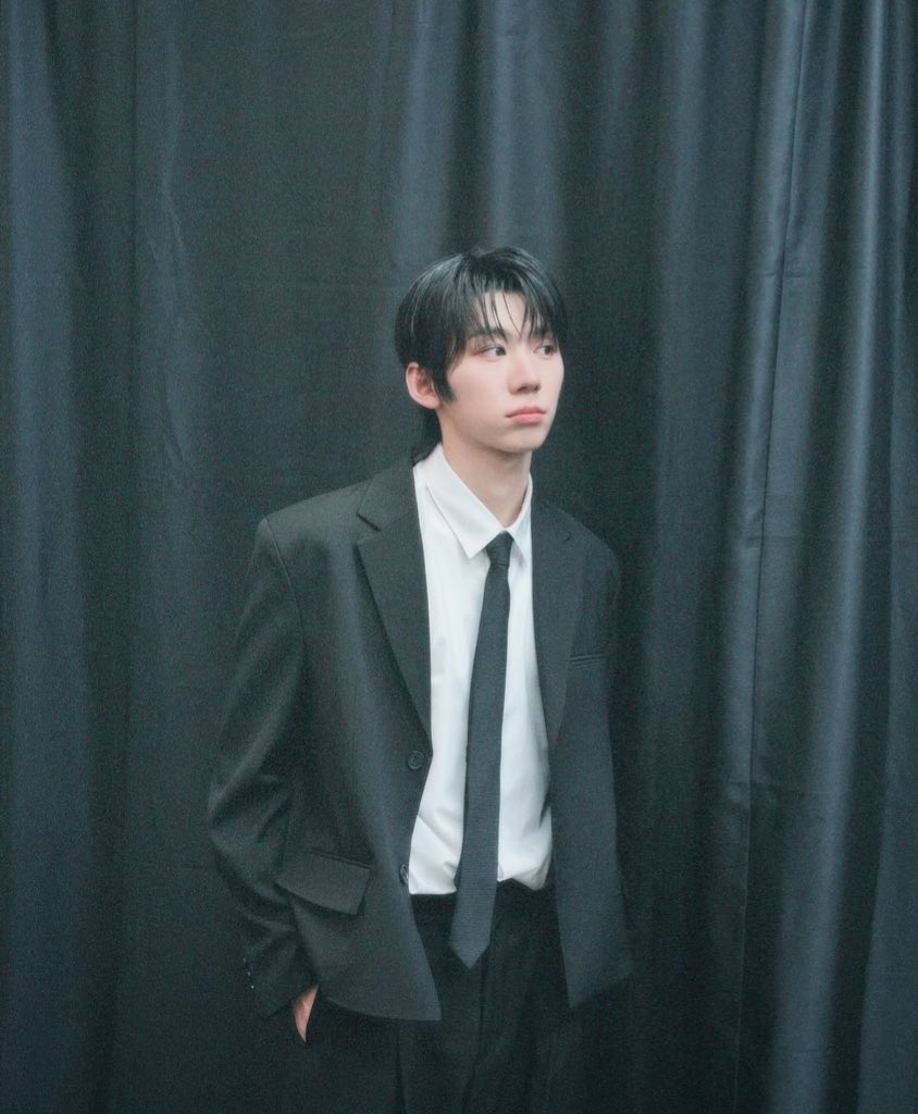 for_qkrhan's tweet photo. okay, i guess we can all agree that this is one of hani’s favorite default pose. 오른쪽에 누가 있는데 왜 자꾸 고개를 돌렼ㅋ

(hani’s side profile tho 🤌)

#아홉 #박한 https://t.co/x07Ksvh1QW